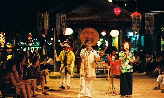 Спектакль-игра «байчой» в старинном портовом городе Хойан