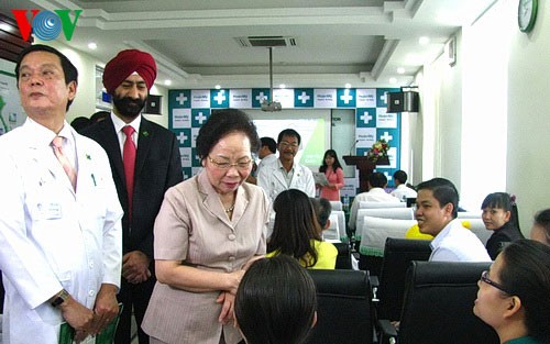 Вице-президент СРВ Нгуен Тхи Зоан вручила подарки детям в больнице Хоанми города Дананг