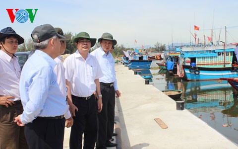 Министр Као Дык Фат навестил рыбаков провинции Куангнгай