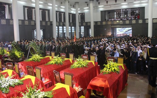 В Ханое прошла церемония прощания с офицерами и солдатами, погибшими при крушении вертолета