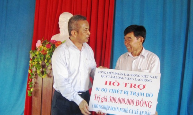 Глава Конфедерации труда Вьетнама навестил рыбаков в провинции Куангнгай