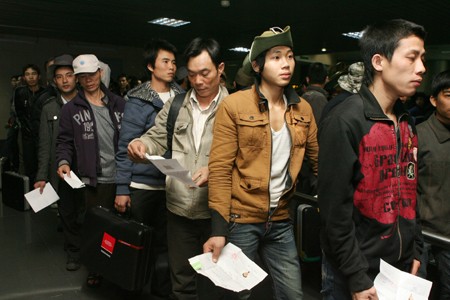 Оказывается поддержка вьетнамским рабочим в Ливии при возвращении на Родину