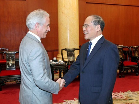 Председатель НС СРВ Нгуен Шинь Хунг принял сенатора США Боба Коркера