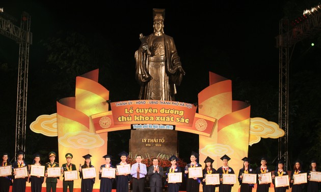 В Ханое названы 132 лучших выпускника 2014 года