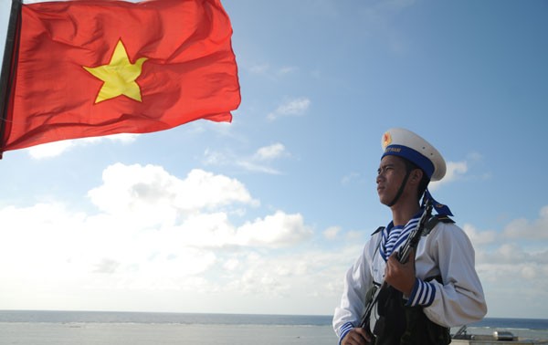 Выставка картин и фотоснимков на тему суверенитета Вьетнама над своими островами и морем