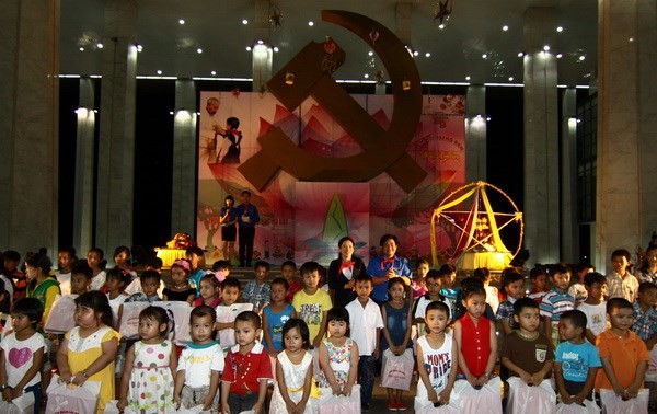 Вьетнамские дети встречали праздник середины осени в теплой атмосфере