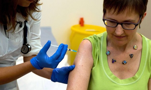 В Великобритании впервые испытали вакцину против вируса Эбола на человеке