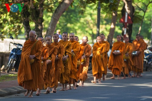Монахи просят милостыню в городе Хюэ