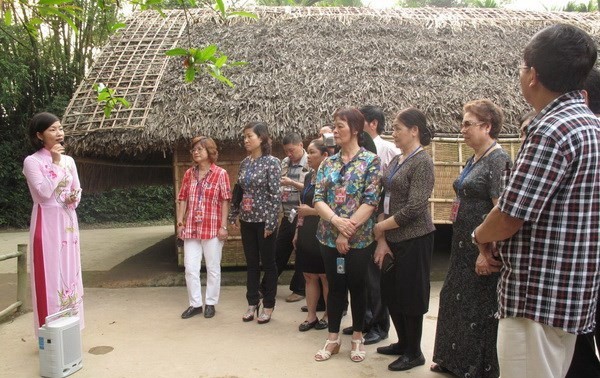 Встреча с вьетнамскими эмигрантами, вернувшимися на Родину для участия в 8-м съезде ОФВ
