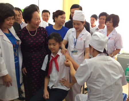 Вице-президент Нгуен Тхи Зоан дала старт новой программе вакцинации против кори и краснухи