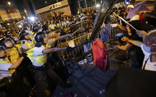 Гонконг: продолжаются столкновения в районе Монгкок