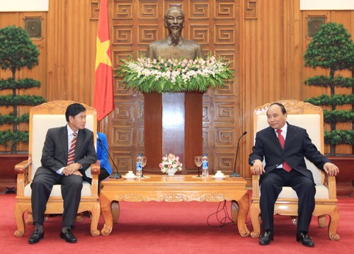 Вице-премьер Вьетнама Нгуен Суан Фук принял мэра Вьентьяна