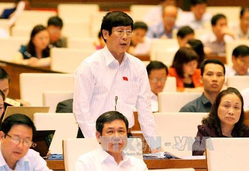 Вьетнамские депутаты обсуждают проекты исправленных Законов о жилье и торговле недвижимостью