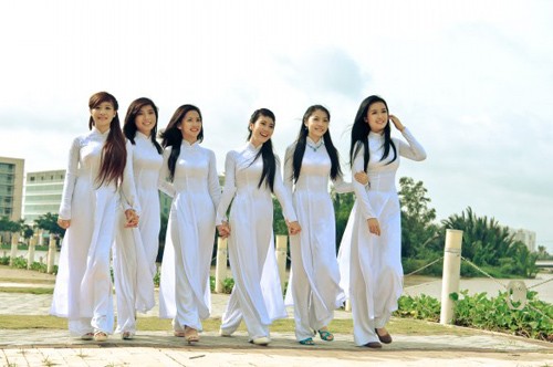 Традиционное платье «аозяй» подчёркивает красоту вьетнамских женщин