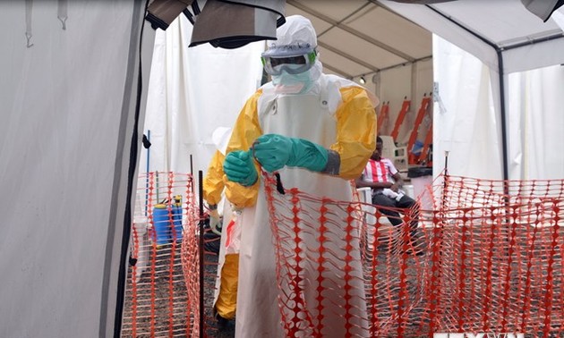 ВОЗ опубликовала инструкции для медработников, борющихся с Эболой