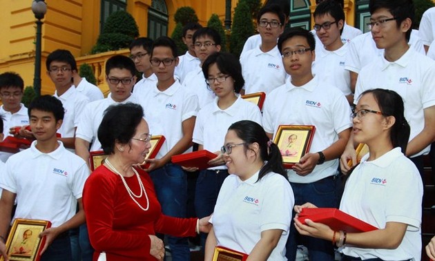Вице-президент СРВ приняла школьников и студентов, получивших премии на Международных Олимпиадах