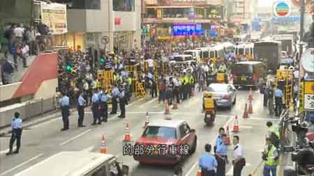 Гонконгская полиция расчистила улицы в районе Монгкок от баррикад