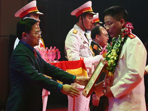 Во Вьетнаме чествованы 70 лучших молодых солдат и полицейских