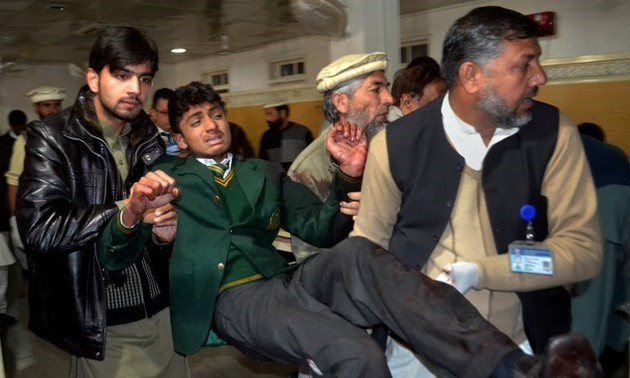 Мировое сообщество осуждает нападение на школу в Пакистане