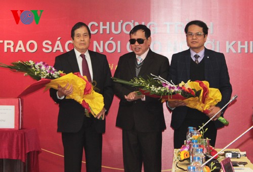 Телеканал Национального Собрания СРВ при Радио «Голос Вьетнама» вручил 900 аудиокниг для слепых