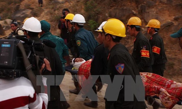 Руководители СРВ поздравляют спасателей с успешным извлечением строителей из-под завалов обрушившего