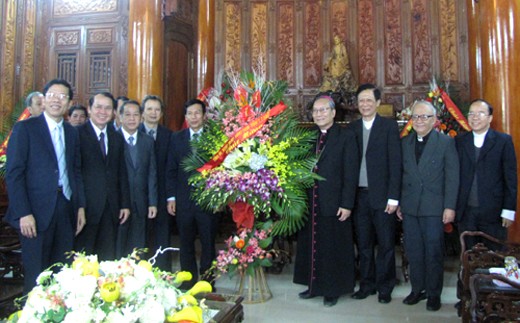 Руководители районов Вьетнама поздравляют католиков с Рождеством