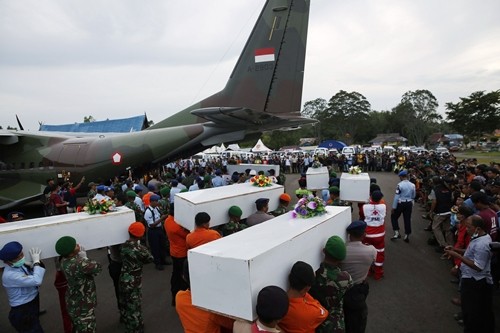 Обнаружены еще три тела жертв крушения лайнера AirAsia