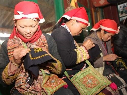 Жизнь представителей группы Красные Зяо народности Зяо в селении Тафин