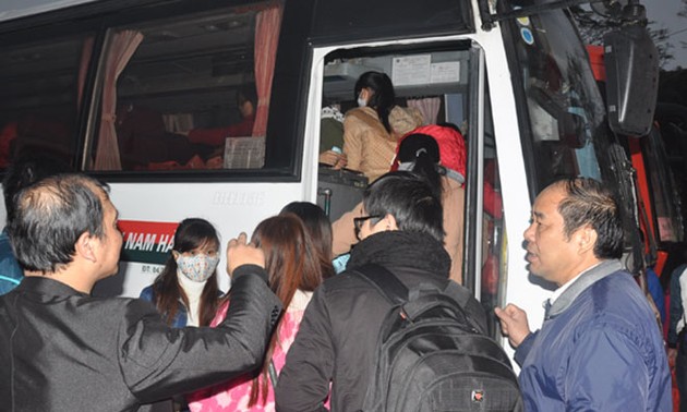 Во Вьетнаме доставлены рабочие домой на автобусе для встречи Нового года