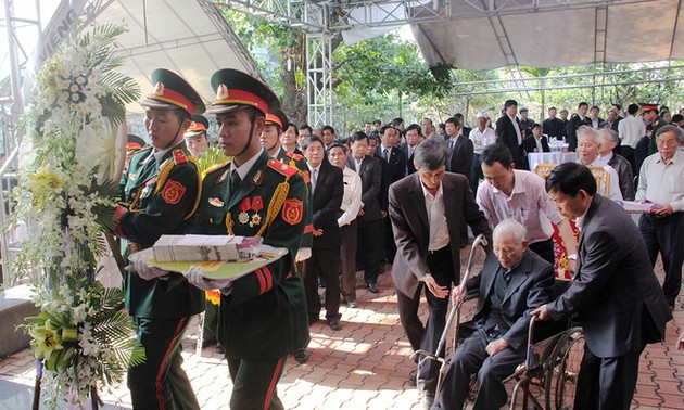 Руководители и жители Вьетнама приняли участие в церемонии прощания с Нгуен Ба Тханем