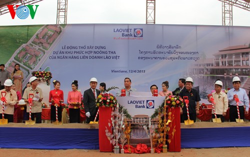 Ле Хонг Ань встретился и побеседовал с сотрудниками посольства СРВ в Лаосе