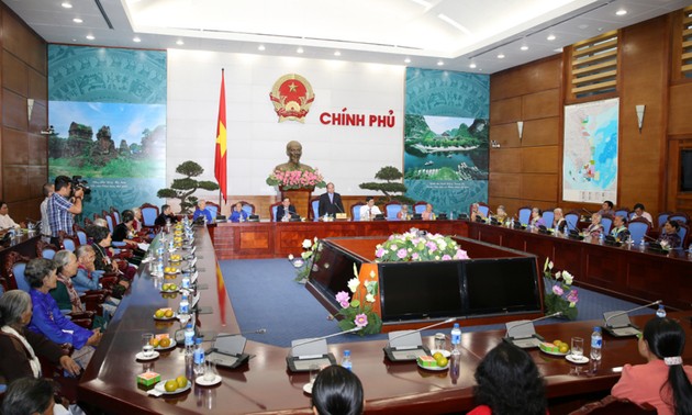Нгуен Суан Фук принял делегацию матерей-героинь Вьетнама из провинции Бенче