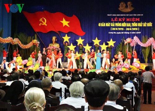 Президент СРВ принял участие в праздновании Дня воссоединения страны в Лонгане