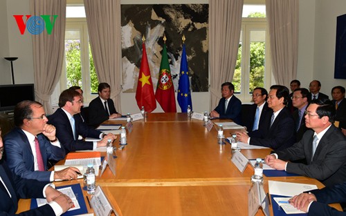 Премьер-министр Вьетнама провел переговоры с португальским коллегой