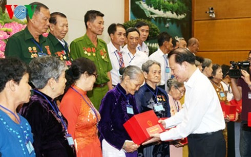 Ву Ван Нинь встретился с жителями г.Кантхо, имеющих заслуги перед Отечеством