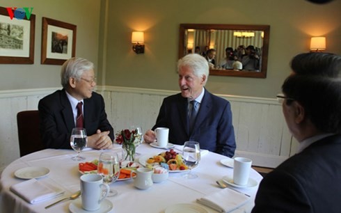 Генсек ЦК КПВ Нгуен Фу Чонг посетил семью экс-президента США Билла Клинтона