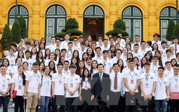 Молодые вьетнамцы за границей зажлги благовония в память о королях Хунгах