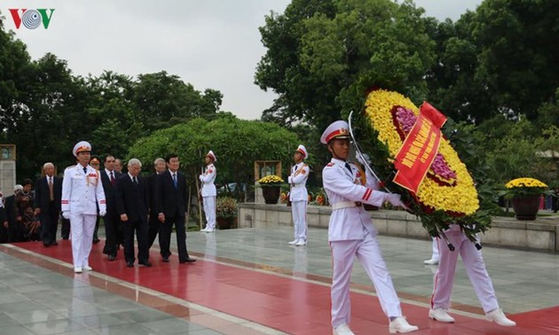 Руководители Вьетнама зажгли благовония в память о павших героях и посетили Мавзолей Хошимина
