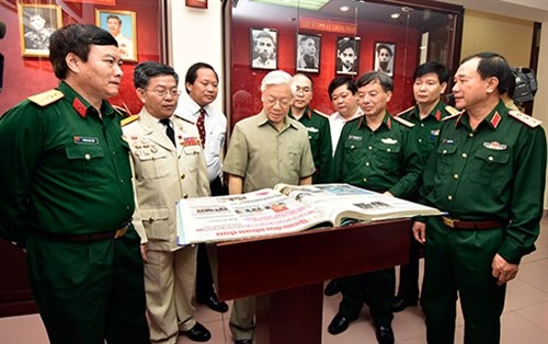 Генсек ЦК КПВ Нгуен Фу Чонг посетил редакцию армейской газеты «Куандой Нянзан»