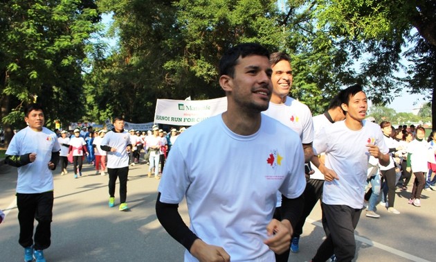 Тысячи людей приняли участие в пробеге ради ханойских детей 2015