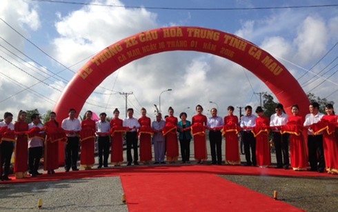 Премьер Вьетнама принял участие в церемонии введения в эксплуатацию моста в провинции Камау