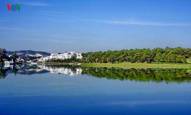 Поэтичное озеро Суан Хыонг в Далате