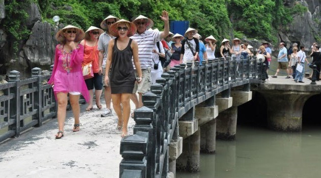Количество иностранных туристов, посещающих Вьетнам в январе, продолжает расти