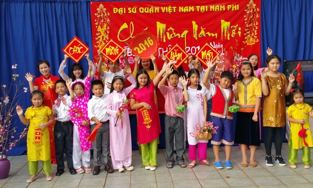Вьетнамская диаспора за границей встречает Новый год по лунному календарю