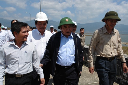 Нгуен Суан Фук побывал в провинции Ниньтхуан для проверки работы по борьбе с засухой