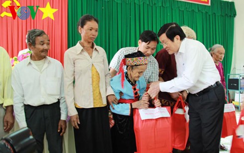 Президент СРВ посетил солдат и жителей пограничного уезда Локнинь провинции Биньфыок