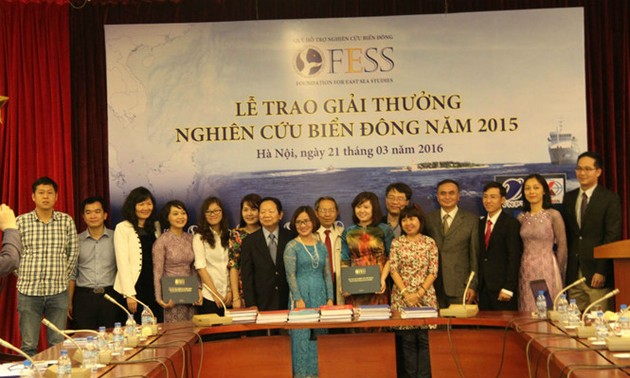 В Ханое вручена премия «Изучение Восточного моря – 2015»