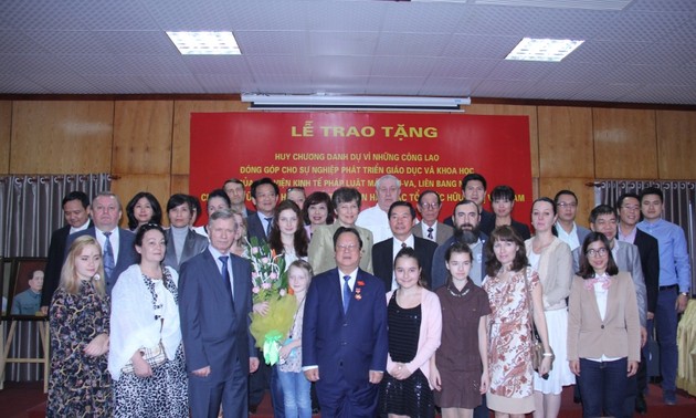 Глава Союза обществ дружбы Вьетнама с зарубежными странами награждён медалью Почёта