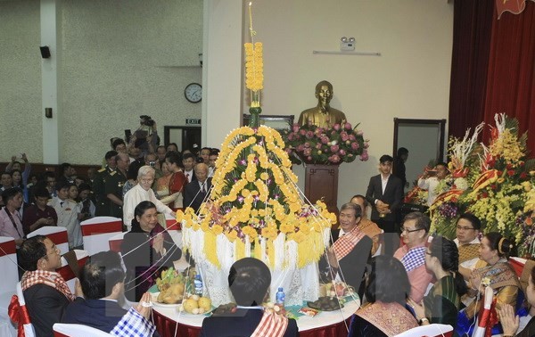 В Ханое встречали лаосский традиционый новогодний праздник «Бунпимай»