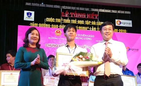 Вручены призы победителям конкурса «Молодёжь учится и работает по примеру Хо Ши Мина»